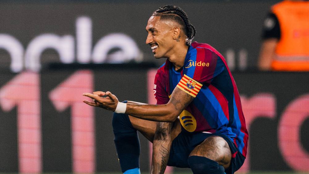 برشلونة يحقق فوزا مستحقا على أتلتيك بلباو بثنائية نظيفة في الليغا 1 لاعب برشلونة يبتسم بعد الفوز على أتلتيك بلباو في الدوري الإسباني
