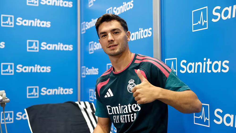براهيم دياز بقميص ريال مدريد في تدريبات الفريق مع شعار طيران الإمارات Fly Better.