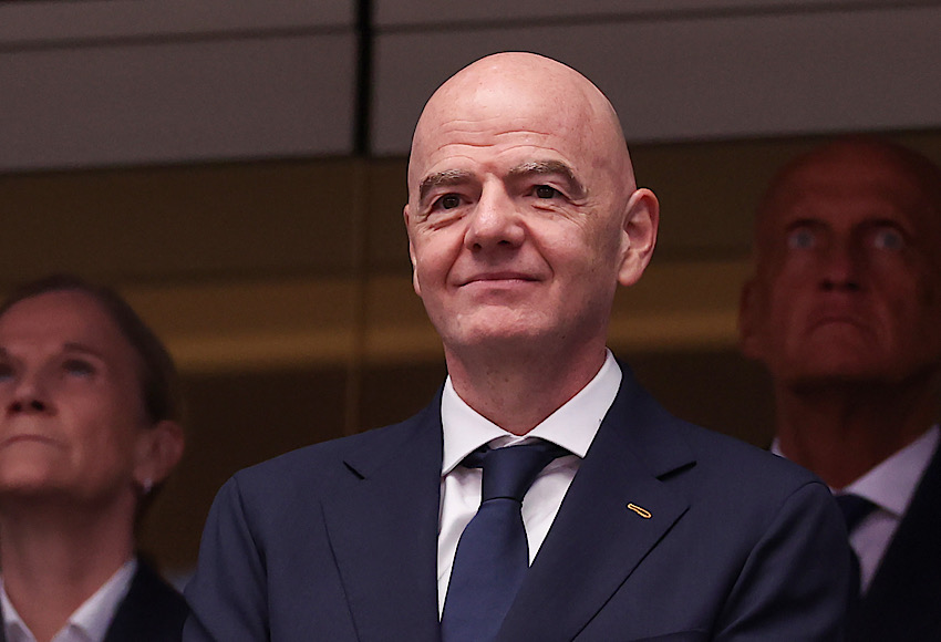 لويس فيغو يطالب برحيل إنفانتينو من رئاسة الفيفا 1 لويس فيغو يطالب برحيل إنفانتينو في مؤتمر صحفي.