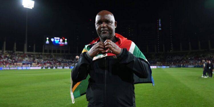 المدرب بيتسو موسيماني يحمل علم جنوب أفريقيا