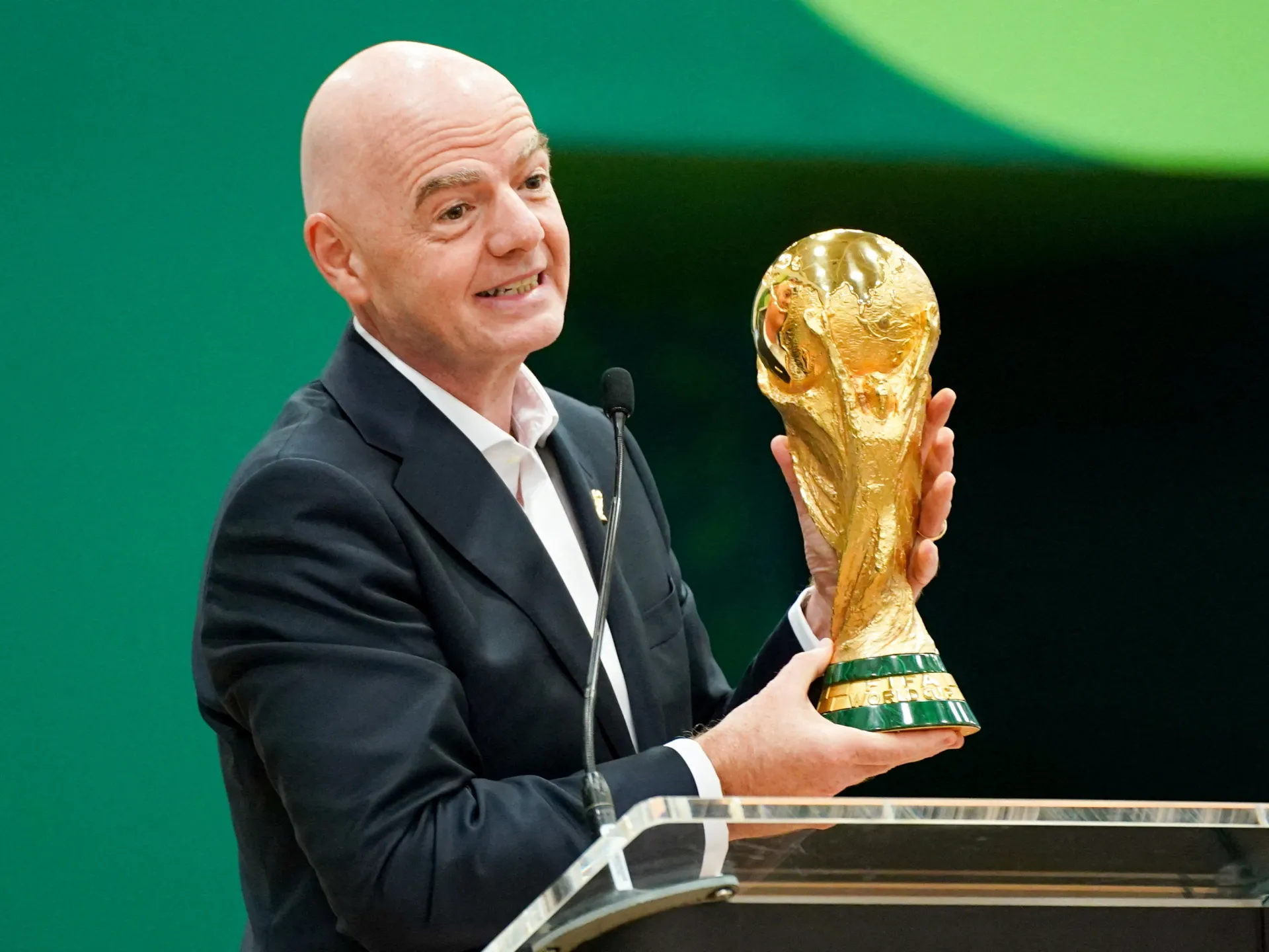 إنفانتينو يتراجع عن بيع أرباح كأس العالم 1 جياني إنفانتينو يحمل كأس العالم بابتسامة