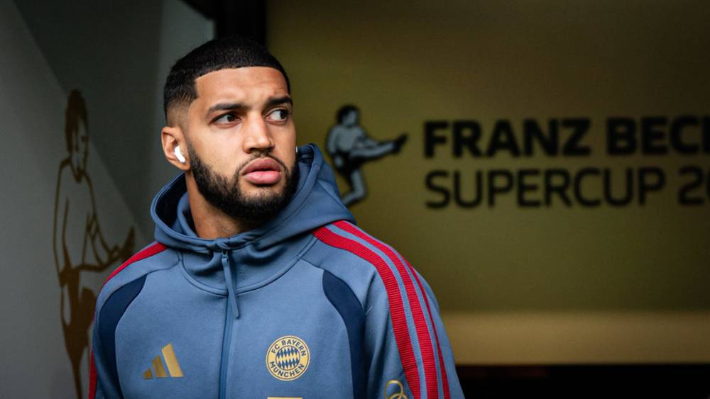 اللاعب إسماعيل الصيباري يقف أمام لافتة كأس السوبر 2021