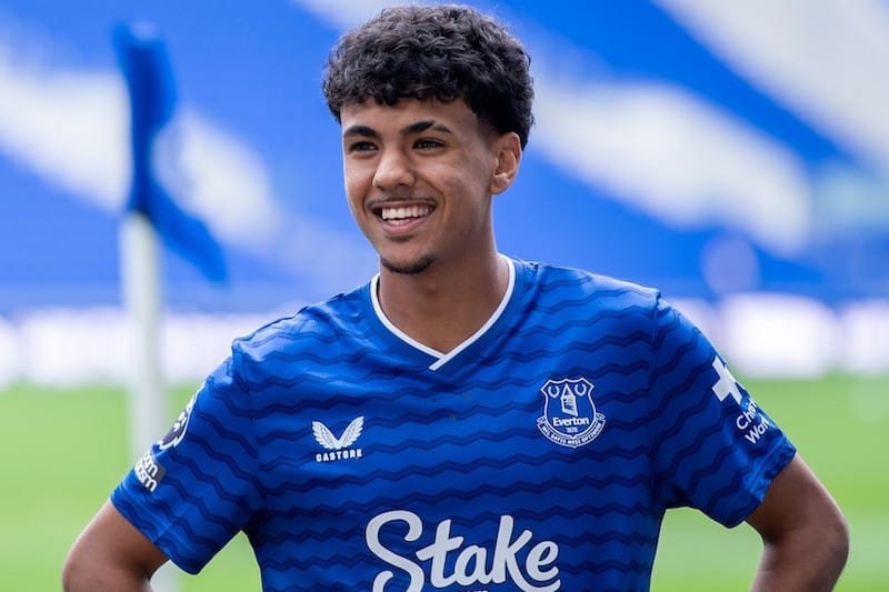لاعب إيفرتون آدم أزنو يرتدي قميص فريقه الأزرق ويحتفل.