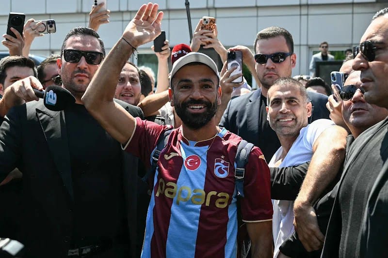 محمد صلاح يرتدي قميص طرابزون التركي والجمهور حوله