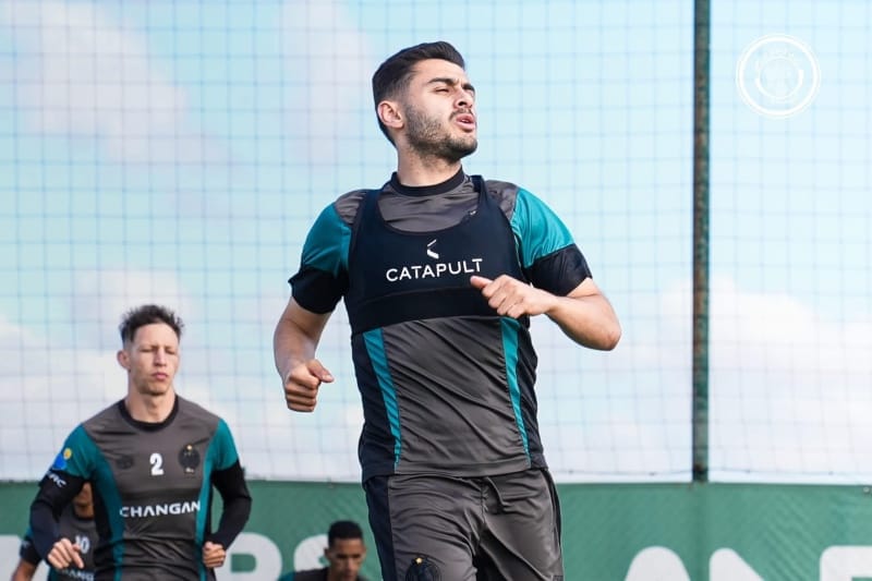 الوحدات الأردني يتربص بـ"شرارة" الرجاء في الميركاتو الصيفي 1 اللاعب محمد أبو زريق شرارة بقميص الرجاء في مباراة بالدوري المغربي