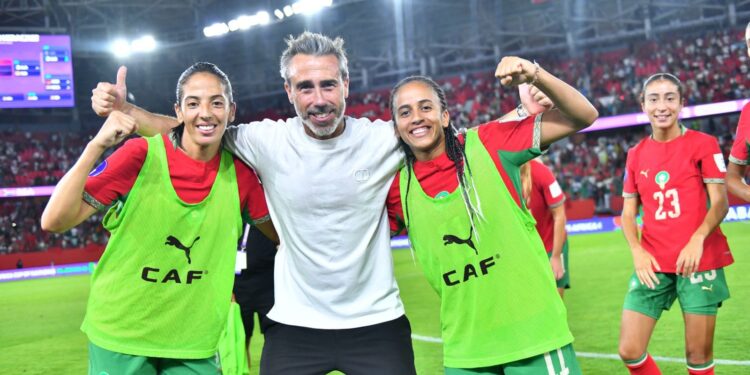 فيلدا: تأهل المغرب لمونديال السيدات 2026 ثمرة عمل الجامعة الملكية 1 منتخب المغرب النسوي يحتفل بتأهل المغرب لمونديال السيدات بقمصان خضراء وشعار الكاف.