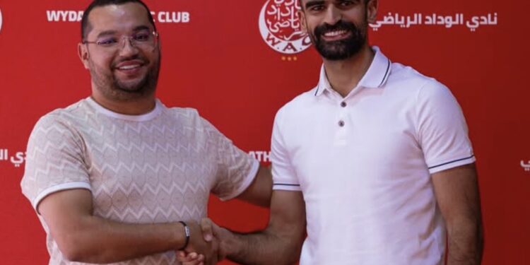 نزار الرشدان يعبر عن سعادته بالانضمام إلى الوداد الرياضي 1 نزار الرشدان الوداد يصافح مسؤولاً بعد التوقيع
