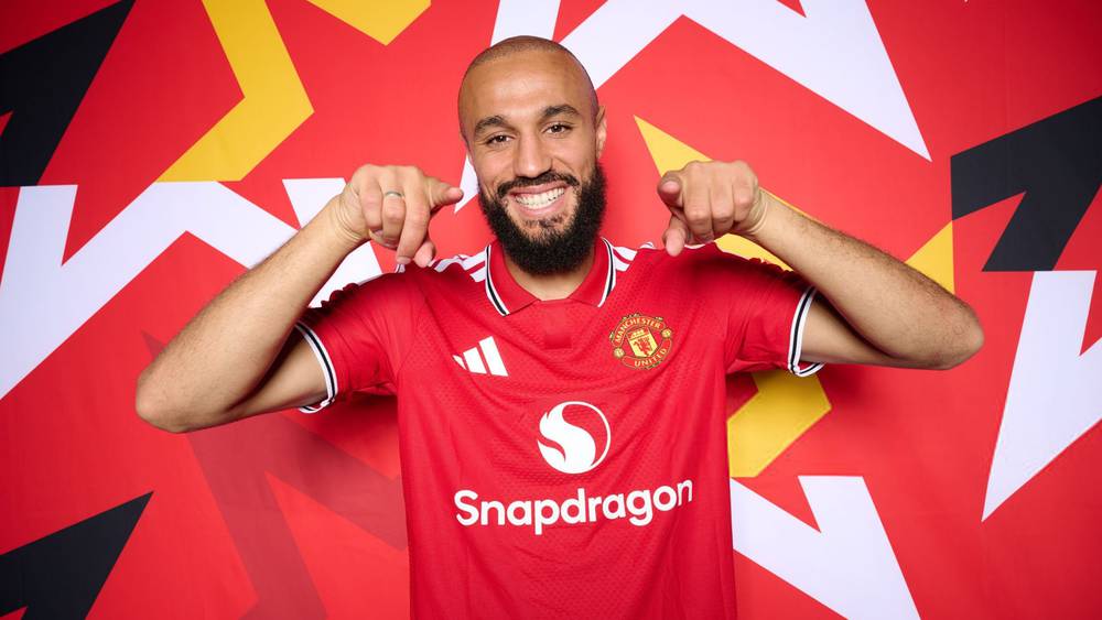 نصير مزراوي لاعب مانشستر يونايتد يشير بيده نحو الكاميرا