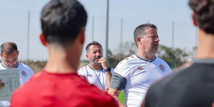 المدرب باولو سيرجيو في معسكر الوداد بأكادير، وهو يشرح الخطط للاعبين.