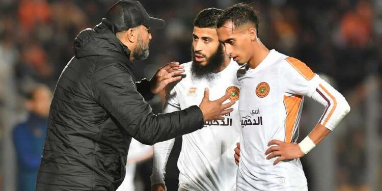 المدرب البرتغالي بيدرو بوابيستا، مدرب نهضة بركان الجديد، يرتدي بدلة رسمية