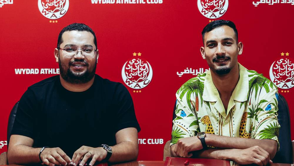 رشيد غانيمي يوقع عقد انضمامه للوداد الرياضي مع مسؤول بالنادي