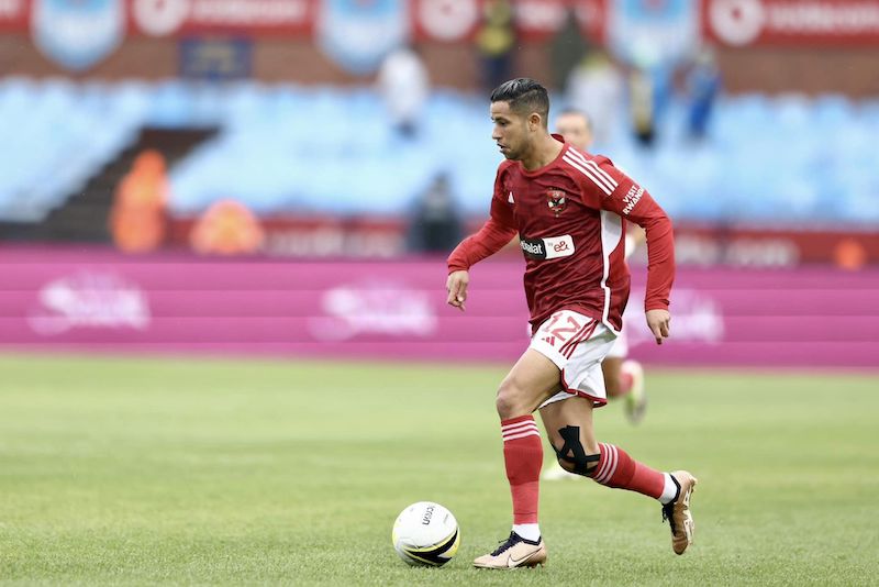 رضا سليم يعود لتدريبات الأهلي استعدادًا للموسم الجديد 1 اللاعب رضا سليم يرتدي قميص الأهلي ويمسك بالكرة