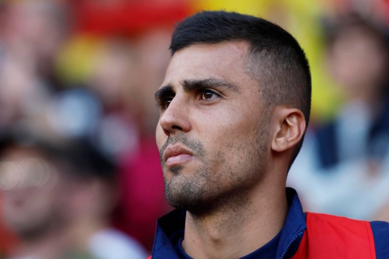 رودري بقميص منتخب إسبانيا في مباراة لكرة القدم يظهر فيها قائد منتخب إسبانيا الفائز بكأس العالم
