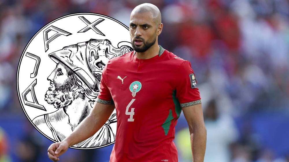 اللاعب سفيان أمرابط بقميص أياكس أمستردام.