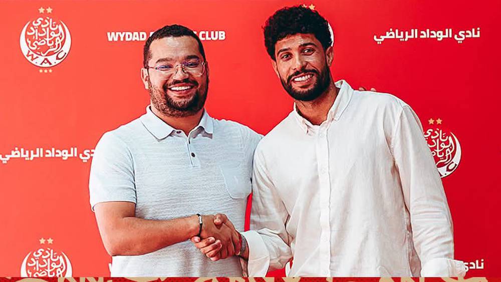 الوداد الرياضي يعلن عودة قائده يحيى جبران لموسم واحد 1 يحيى جبران يصافح مسؤولاً من الوداد بعد عودته للنادي