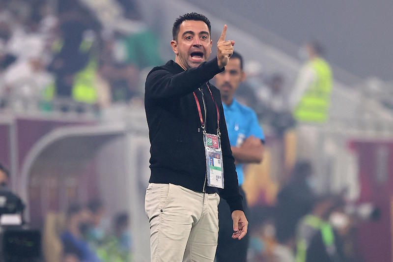 تشافي مدرباً لهولندا.. حقبة جديدة للطواحين 1 تشافي مدرب هولندا يشير للجماهير بعد التعيين
