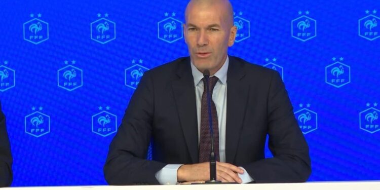 الكشف الرسمي عن الطاقم المساعد لزين الدين زيدان في منتخب فرنسا 1 رجل يرتدي بدلة يمثل الطاقم المساعد لزيدان