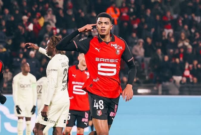 عبد الحميد آيت بودلال لاعب كرة قدم يرتدي قميصا أحمر يحمل رقم 5