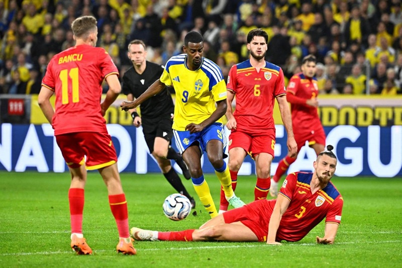 إصابات التوقف الدولي تضرب ريال مدريد ونجوم أوروبا البارزين 1 لاعب السويد ألكسندر إيزاك يمسك ساقه مصابًا في مباراة كرة قدم.