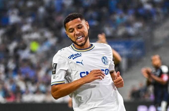 أمين حارث لاعب كرة قدم يصفق بيديه ويرتدي قميصًا أزرق وأبيض بسبب إصابة أمين حارث.
