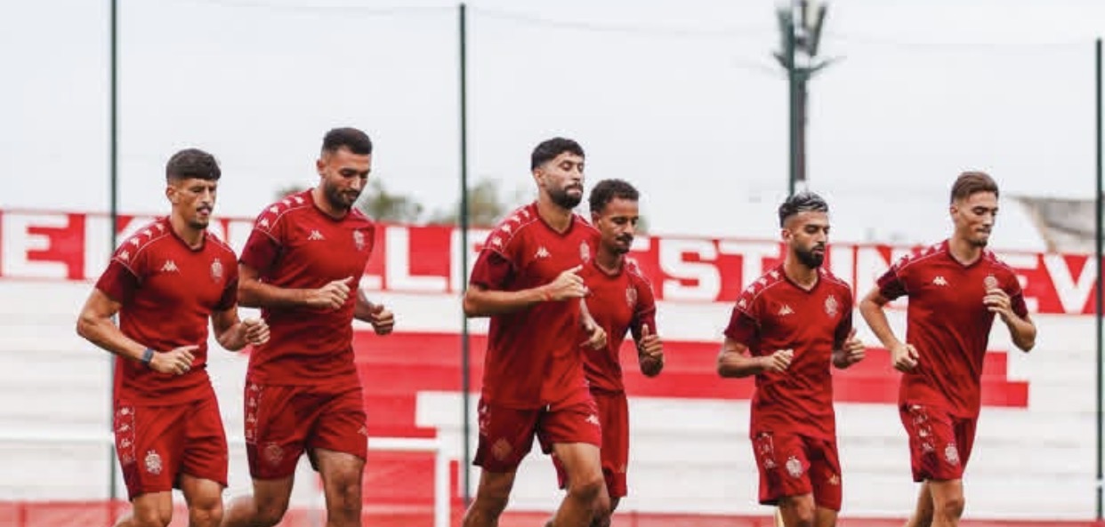 مدرب الوداد باولو سيرجيو يقف على أرضية الملعب يتابع اللاعبين