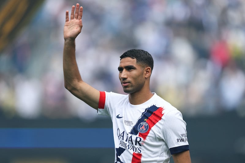 باريس سان جيرمان يضع ألبرتو كوستا كبديل محتمل لأشرف حكيمي 1 أشرف حكيمي يلوح للجماهير بقميص باريس سان جيرمان، كبديل محتمل للفريق.