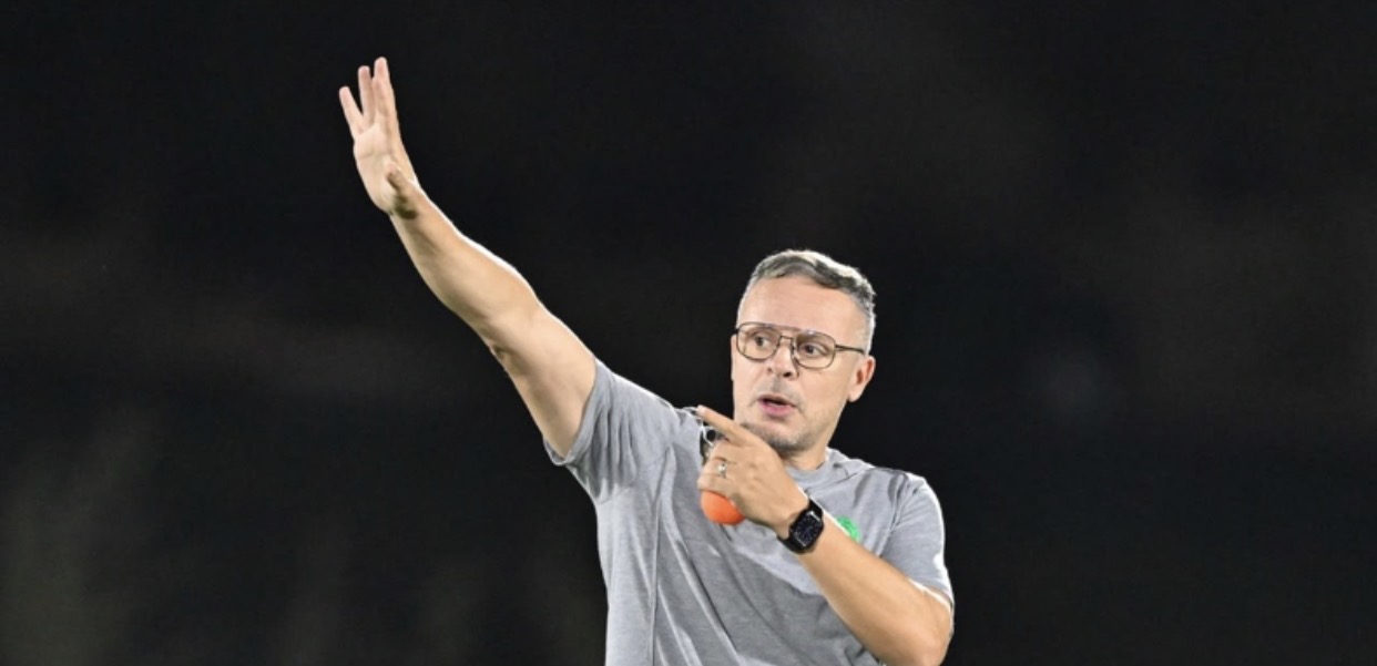 إبراهيم دياز لاعب كرة قدم يرتدي نظارة شمسية في الملعب