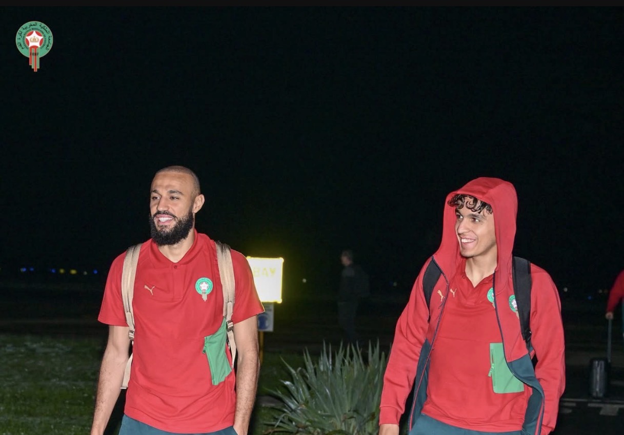 لاعبي المنتخب الوطني المغربي يرتدون الزي الأحمر