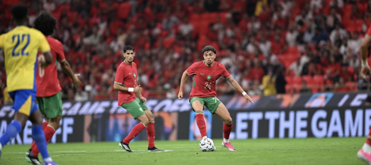 طرح تذاكر مباراة المغرب وغانا الودية 1 جمهور يشجع المنتخب المغربي في مباراة كرة قدم، استعدادا لبيع تذاكر مباراة المغرب وغانا.