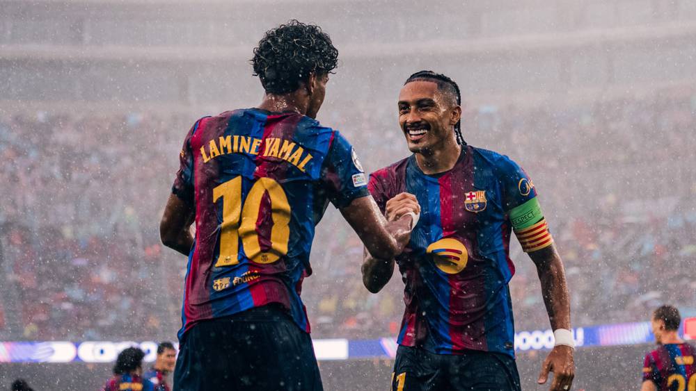 فوز برشلونة على فاينورد: لامين يامال يحتفل مع زميله.