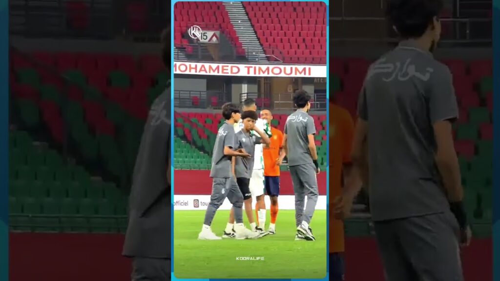 الروح الرياضية حاضرة.. لاعبو الرجاء يلتقطون الصور مع الفئات السنية لفريق اتحاد تواركة 👏👏👏