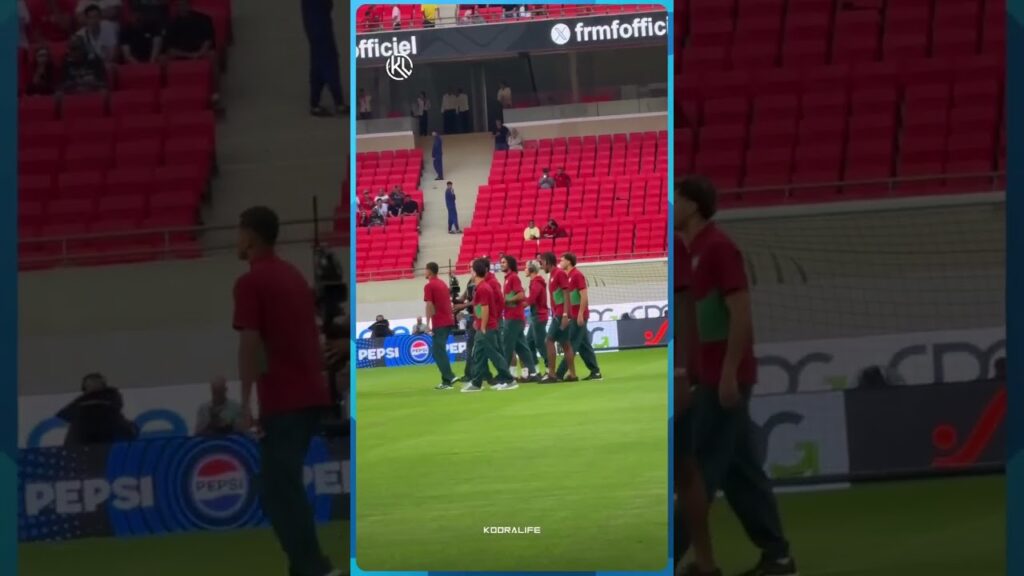 لاعبي المنتخب الوطني المغربي يدخلون أرضية ملعب الأمير مولاي عبد الله لتفقده قبل مواجهة الغابون🔥🔥