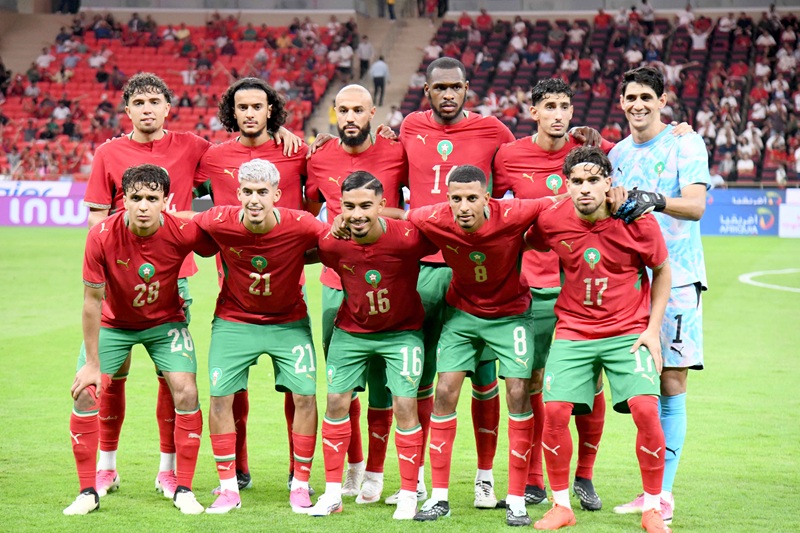 لاعبي المنتخب المغربي يحتفلون بالفوز على الغابون في تصفيات كأس إفريقيا.