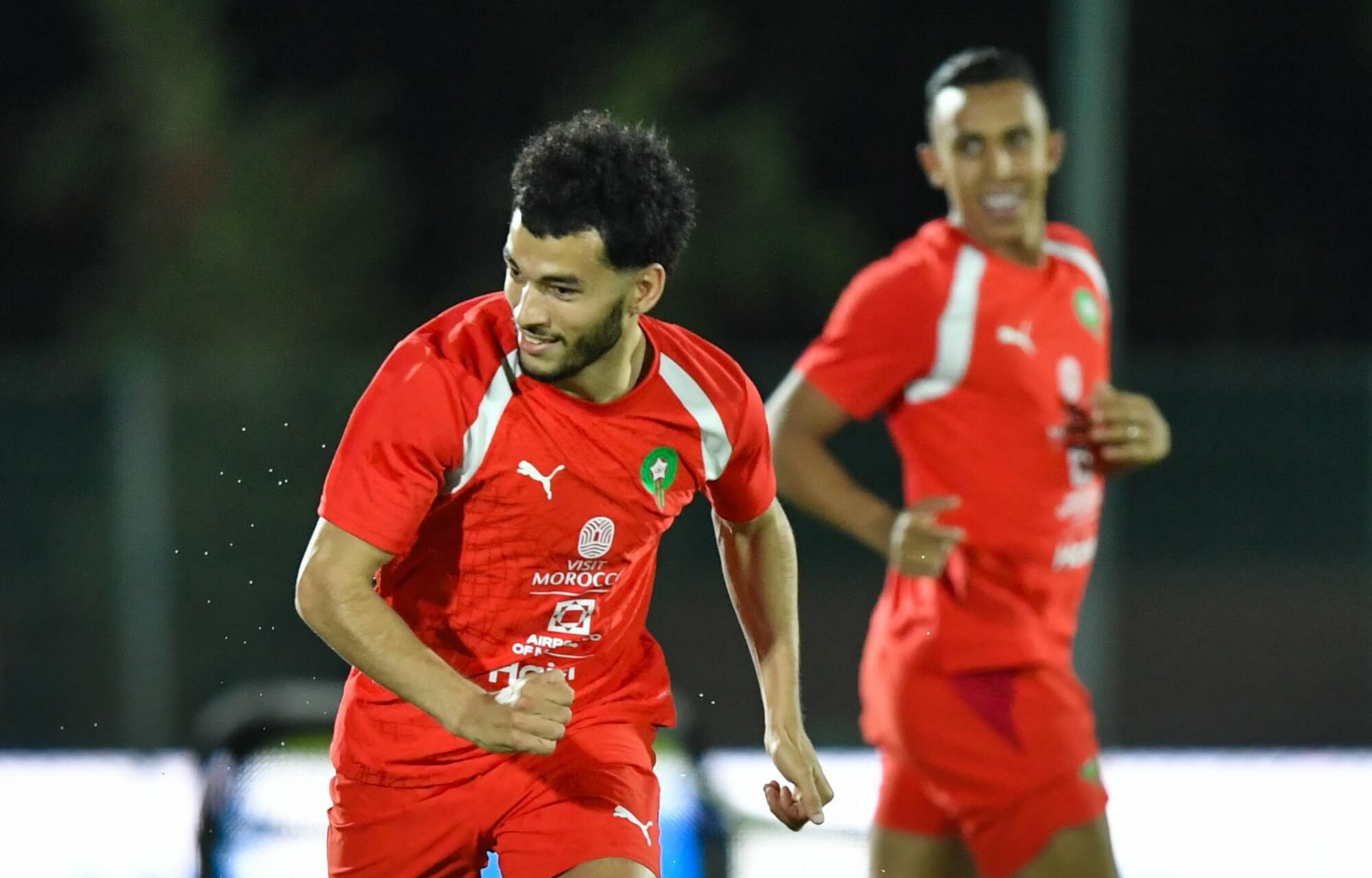 لاعب شاب يرتدي القميص الأحمر في تداريب المنتخب المغربي