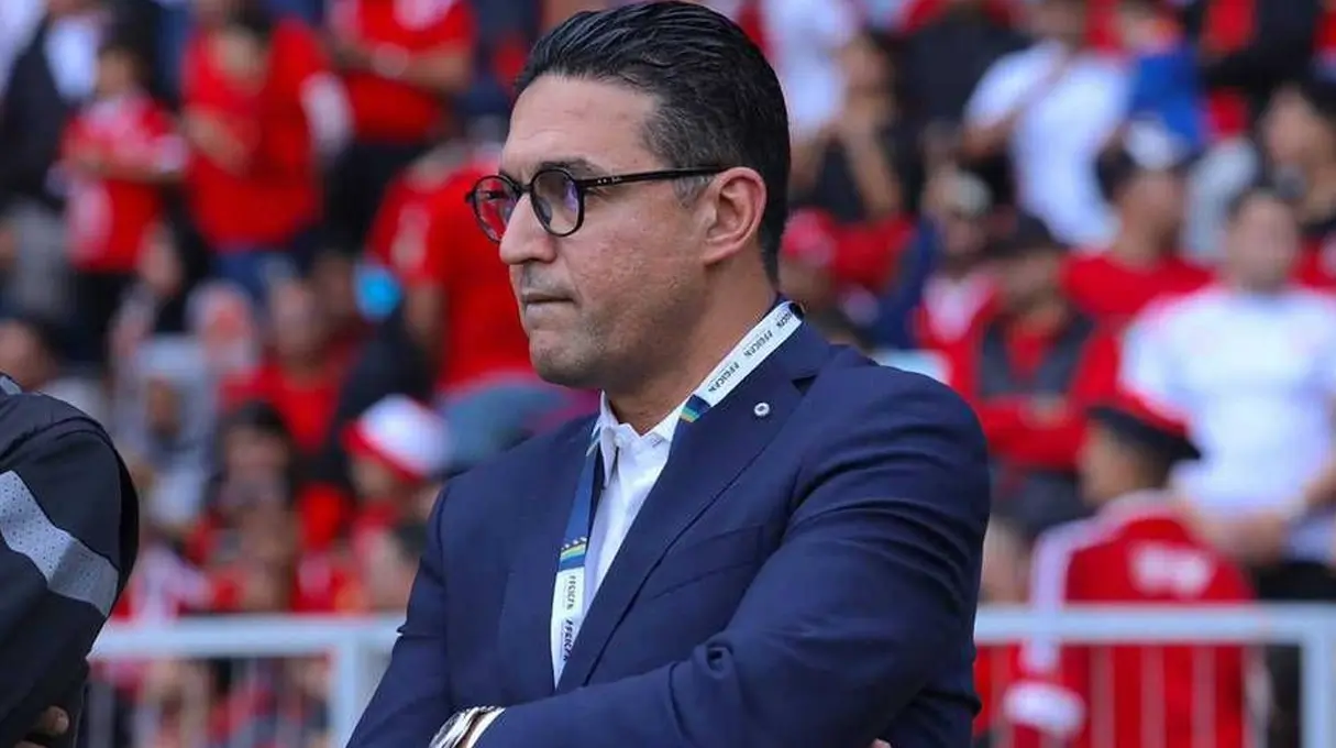 محمد طلال يتحدث عن حرمة بيت الوداد أمام حشد من الجماهير في الملعب.