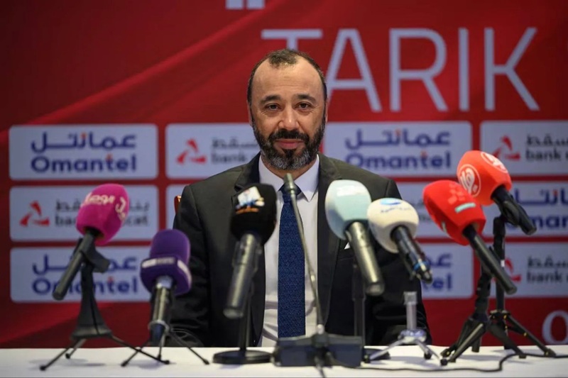 طارق السكتيوي المدير الفني لمنتخب عمان يعلن عن تعديلات قائمة عمان خليجي 27 في مؤتمر صحفي.