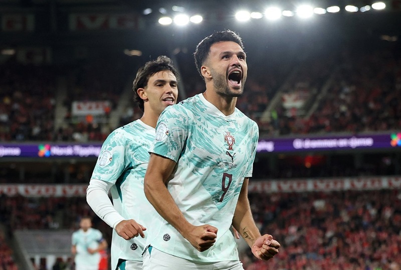 البرتغال تهزم النرويج وتنتزع صدارة مجموعتها في دوري الأمم الأوروبية 1 لاعب برتغالي يحتفل بالهدف بعد فوز البرتغال على النرويج.