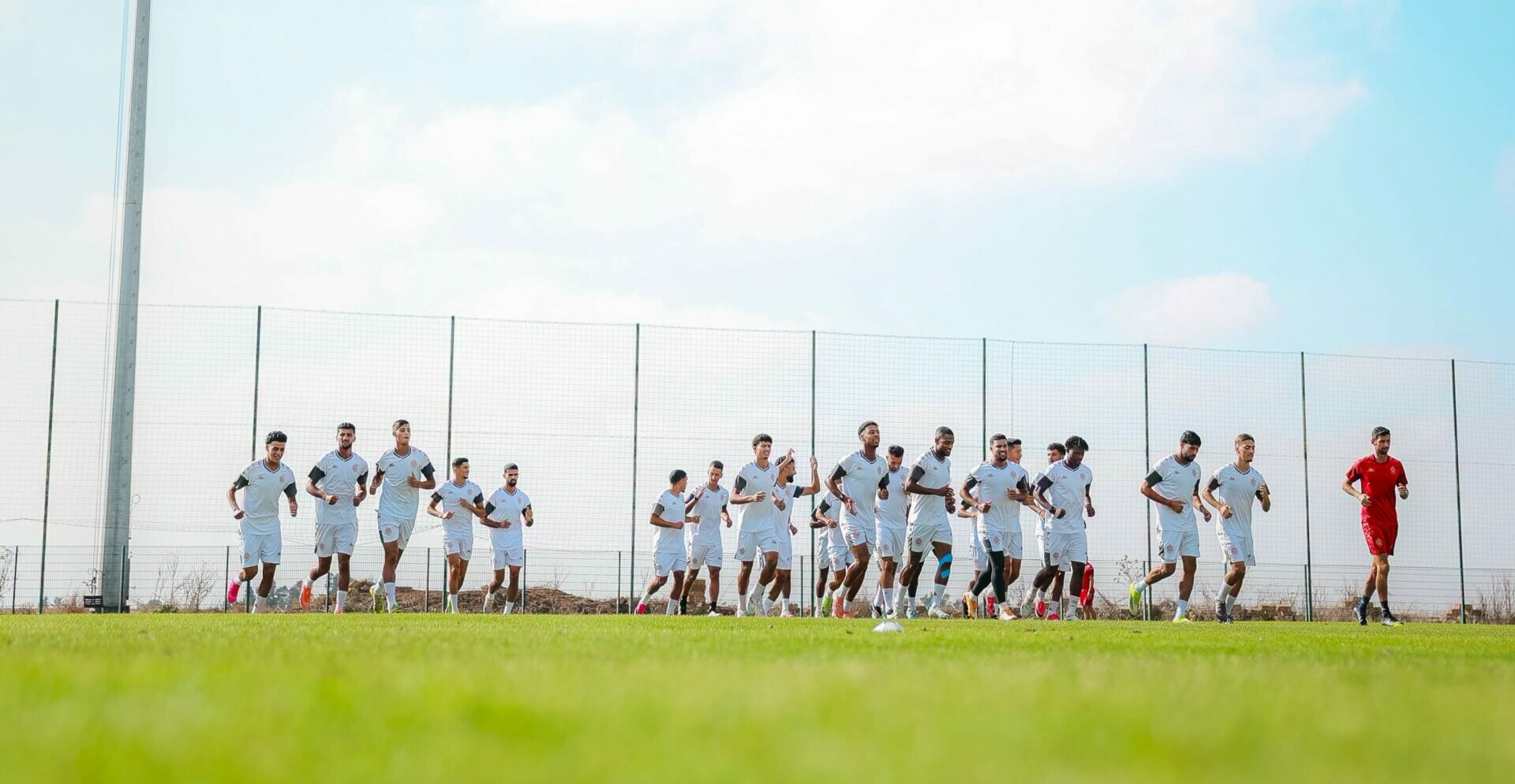لاعب الوداد الرياضي يركض في الملعب قبل مباراة وداد تمارة والغيابات الـ 13