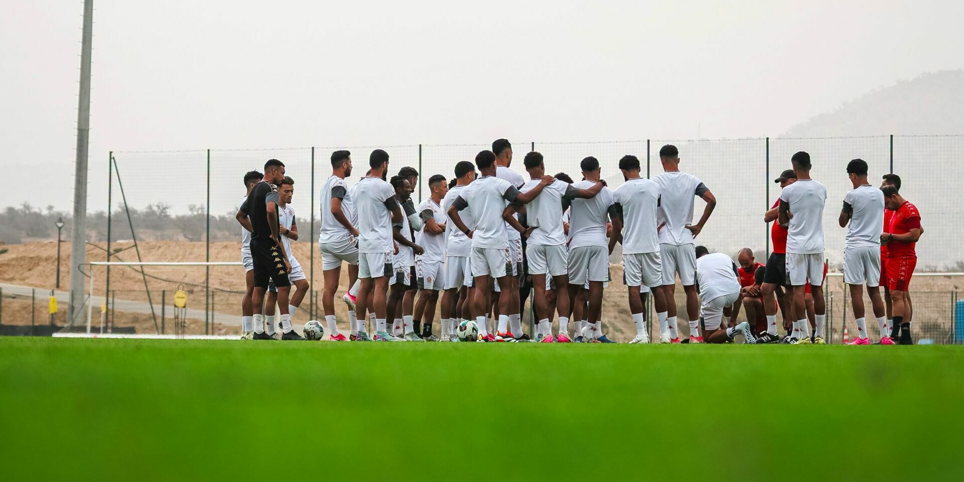 راميرو فاكا لاعب الوداد يتحدث مع زملائه في الملعب