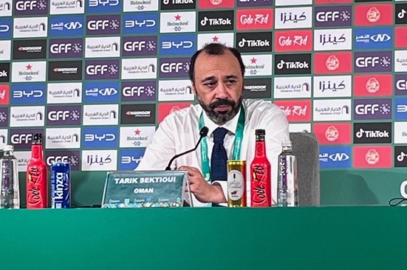 السكتيوي والمنتخب العماني بعد مباراة في كأس الخليج يظهر عليه علامات الحزن