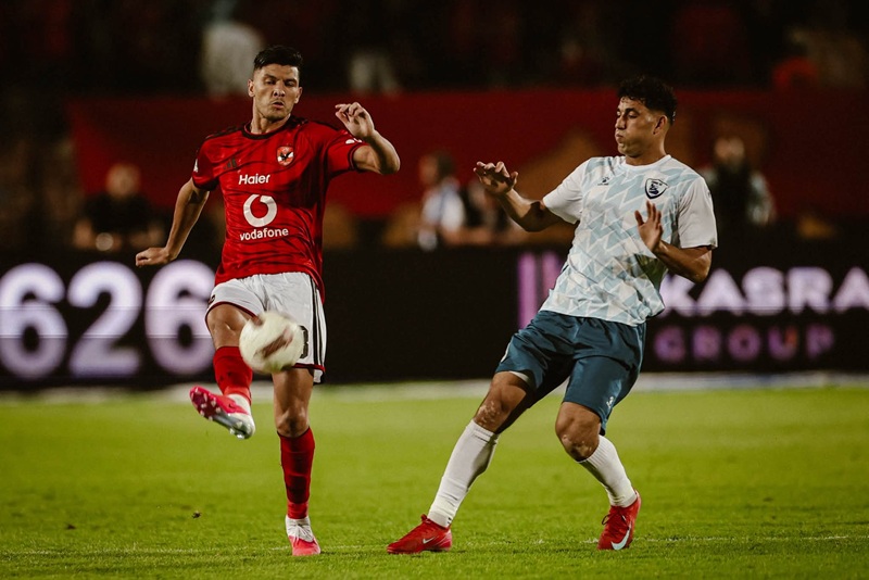 أشرف داري لاعب الأهلي يحتفل بالهدف الذي أنقذ فريقه من التعادل مع القناة.