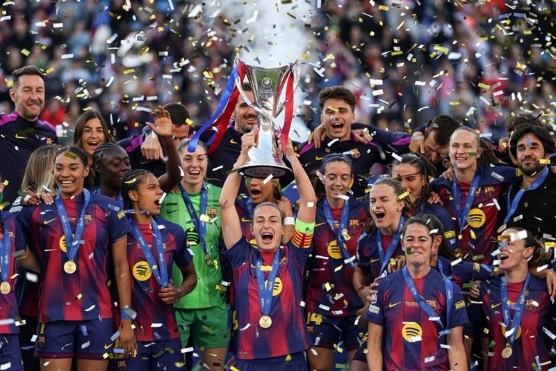 برشلونة يتوج بلقب أفضل فريق نسائي في العالم لعام 2026 1 برشلونة أفضل فريق نسائي يحتفل بكأس دوري أبطال أوروبا للسيدات