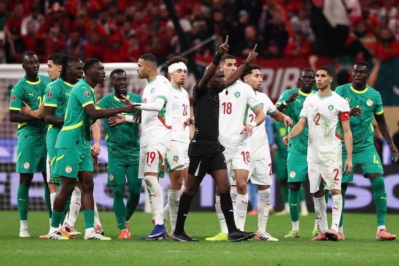 لاعب كرة قدم يرتدي الرقم 18 على قميصه خلال مباراة نهائي كأس إفريقيا 2025 بعد طعن السنغال
