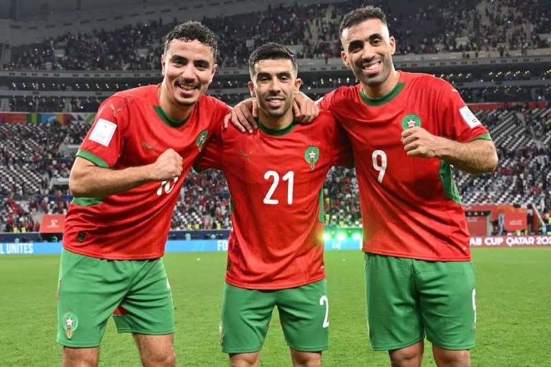 مشادة كلامية بين حمد الله والمهديوي تثير الجدل في التعاون السعودي 1 عبد الرزاق حمد الله وأشرف المهديوي في مباراة كرة قدم، يعكسان أزمة التعاون حمد الله والمهديوي