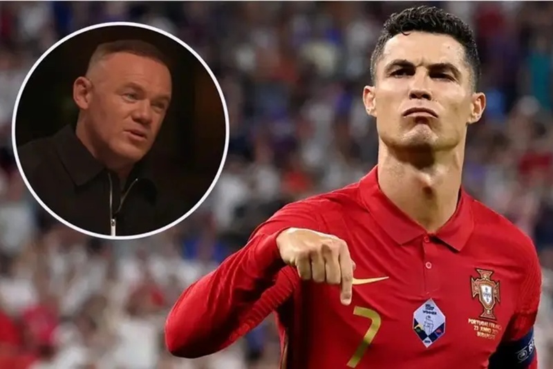 انتقاد رونالدو يظهر فيه لاعب كرة قدم يحمل علم البرتغال باللون الأحمر، بينما يجلس لوكا مودريتش في الزاوية.