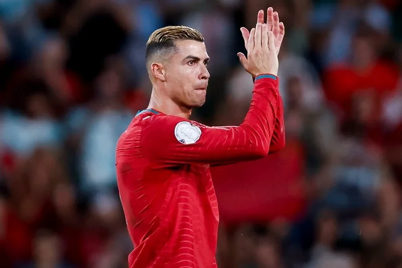 صورة مقربة تظهر ايقاف كريستيانو رونالدو بقميص المنتخب البرتغالي خلال مباراة.