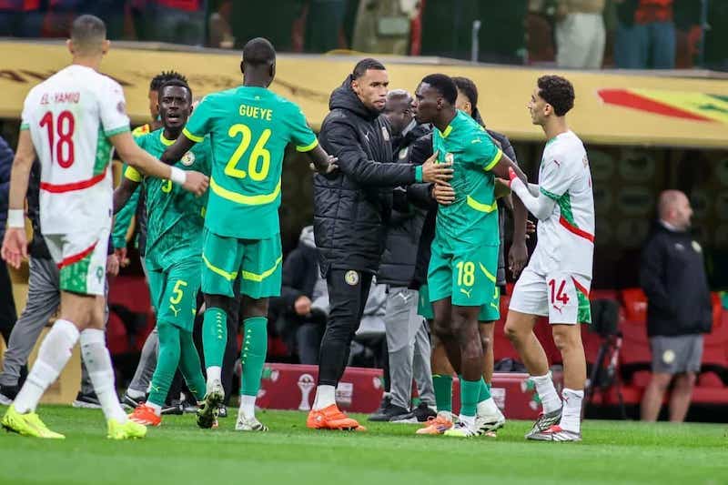 المحكمة الرياضية تكشف موعد حسم ملف نهائي كأس إفريقيا بين المغرب والسنغال 1 لاعبي كرة قدم يرتدون قمصان خضراء يتبادلون التحية في نهائي كأس إفريقيا.