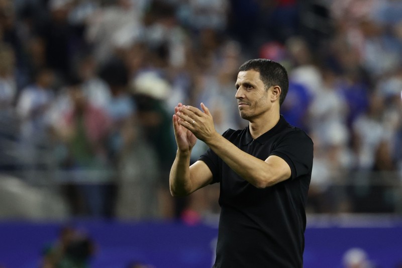 المدرب جمال سلامي يصفق بحماس بعد مباراة كرة قدم في الدوري السعودي.