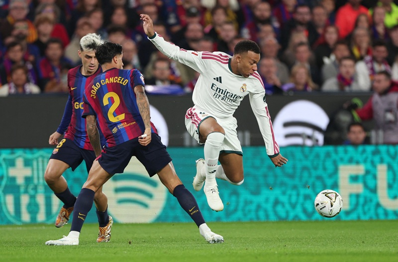 فوز ريال مدريد على برشلونة في كلاسيكو الأرض بالدوري الإسباني