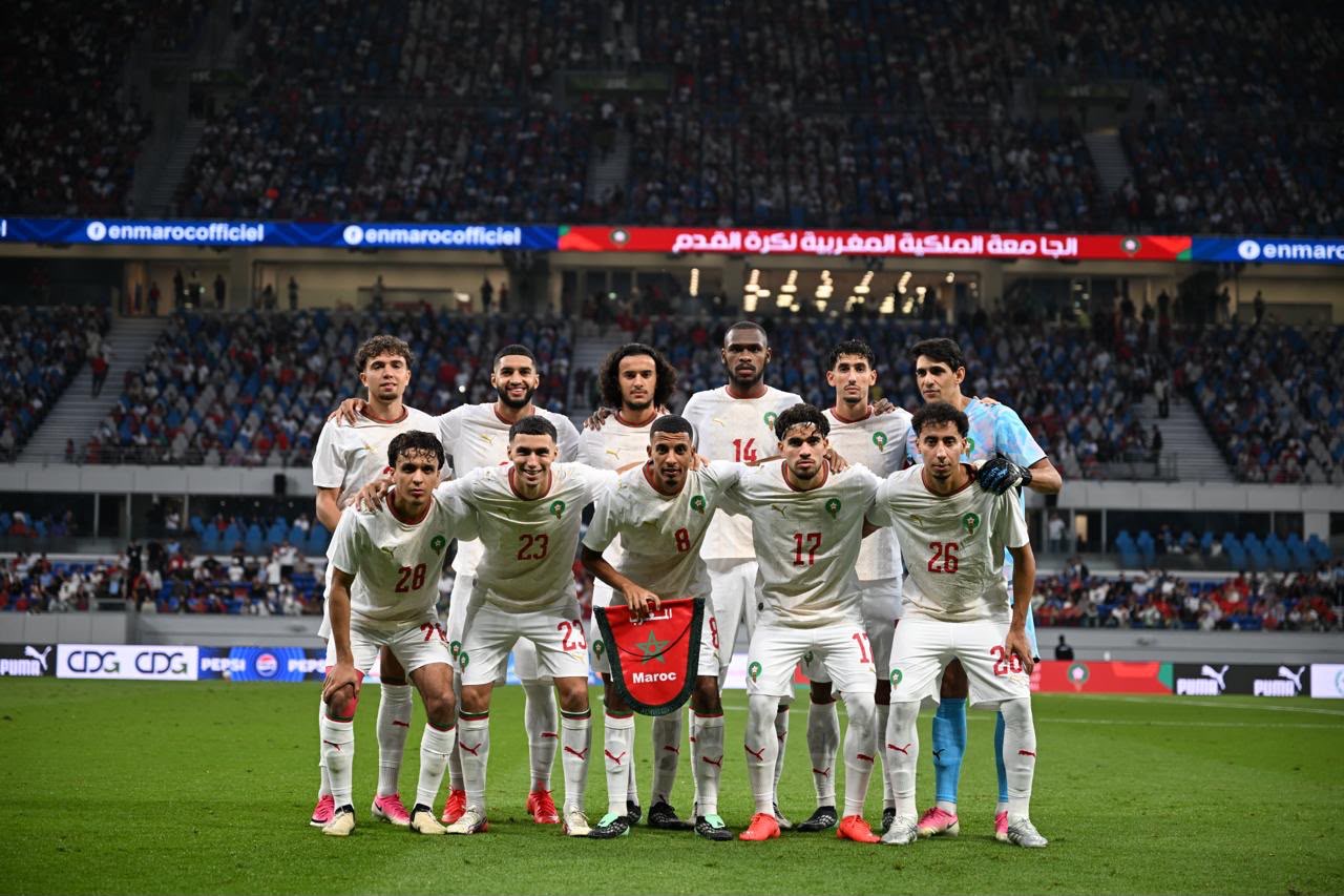 تراجع المغرب للتصنيف العالمي السابع مع الاحتفاظ بالصدارة الإفريقية والعربية 1 تراجع المغرب للتصنيف العالمي حيث يظهر اللاعبون وهم يتفاعلون مع مدربهم
